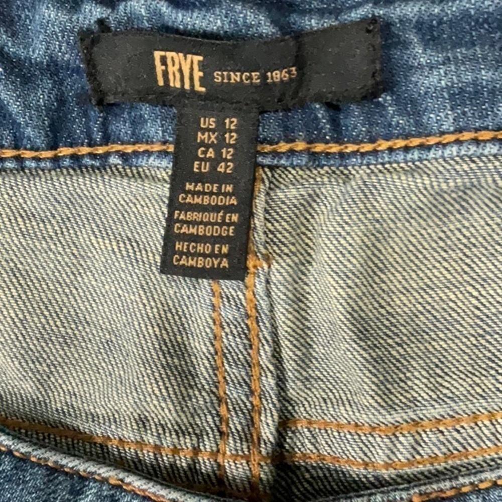 Frye EUC Size 12 Boyfriend Tapered Leg Jeans. Inseam 29” Waist 34” Rise 10” - Picture 3 of 3